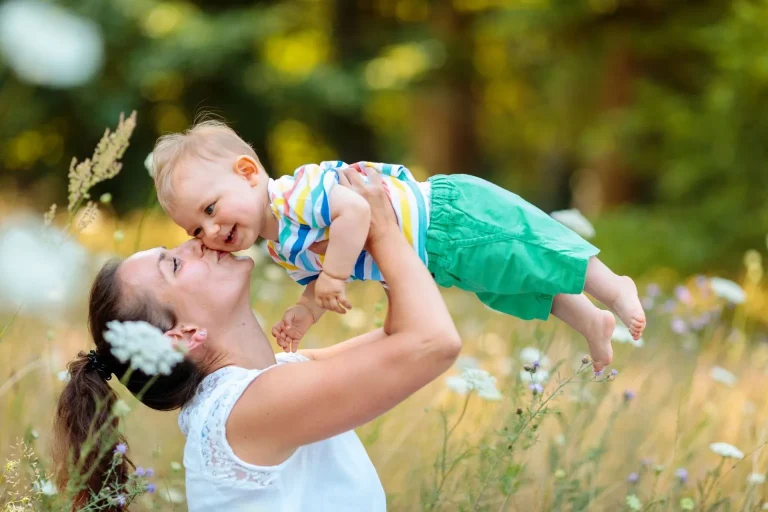 Mama Haelt Kind In Die Luft Und Kuesst Es 1920 1536x1024 1 768x512